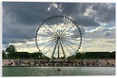 PVC Schuimplaat - Groot Toeristisch Reuzenrad in Parijs onder Donkere Wolken, Frankrijk - 60x40 cm Foto op PVC Schuimplaat (Met Ophangsysteem)