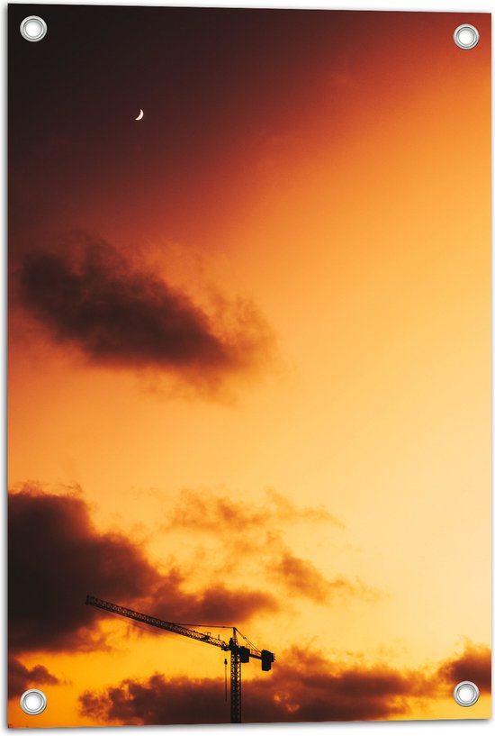 WallClassics - Tuinposter – Oranje Lucht met de halve Maan en Hijskraan - 40x60 cm Foto op Tuinposter (wanddecoratie voor buiten en binnen)