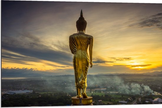 Dibond - Gouden Buddha op Standaard met Uitzicht op Landschap - 90x60 cm Foto op Aluminium (Met Ophangsysteem)