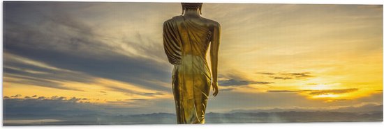 Vlag - Gouden Buddha op Standaard met Uitzicht op Landschap - 90x30 cm Foto op Polyester Vlag