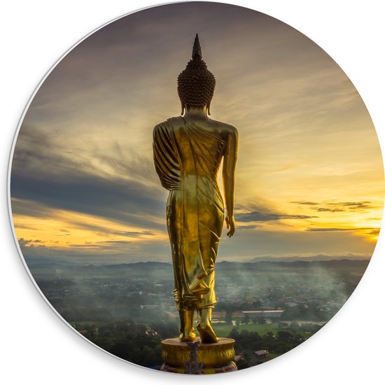 PVC Schuimplaat Muurcirkel - Gouden Buddha op Standaard met Uitzicht op Landschap - 30x30 cm Foto op Muurcirkel (met ophangsysteem)