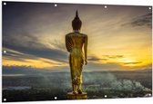 Tuinposter – Gouden Buddha op Standaard met Uitzicht op Landschap - 150x100 cm Foto op Tuinposter (wanddecoratie voor buiten en binnen)