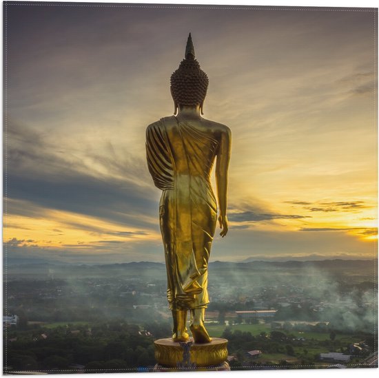 Vlag - Gouden Buddha op Standaard met Uitzicht op Landschap - 50x50 cm Foto op Polyester Vlag