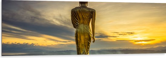 Dibond - Gouden Buddha op Standaard met Uitzicht op Landschap - 150x50 cm Foto op Aluminium (Met Ophangsysteem)