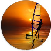 Dibond Muurcirkel - Surfer op Kalm Water bij Felkleurige Zonsondergang - 60x60 cm Foto op Aluminium Muurcirkel (met ophangsysteem)