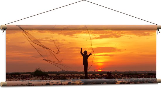 Textielposter - Vissersman met Groot Net in Moerassig Landschap bij Zonsondergang - 90x30 cm Foto op Textiel