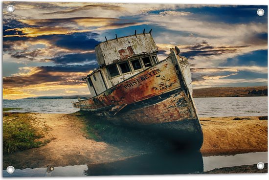 WallClassics - Tuinposter – Oud Schip aangemeerd op stukje Land - 75x50 cm Foto op Tuinposter (wanddecoratie voor buiten en binnen)