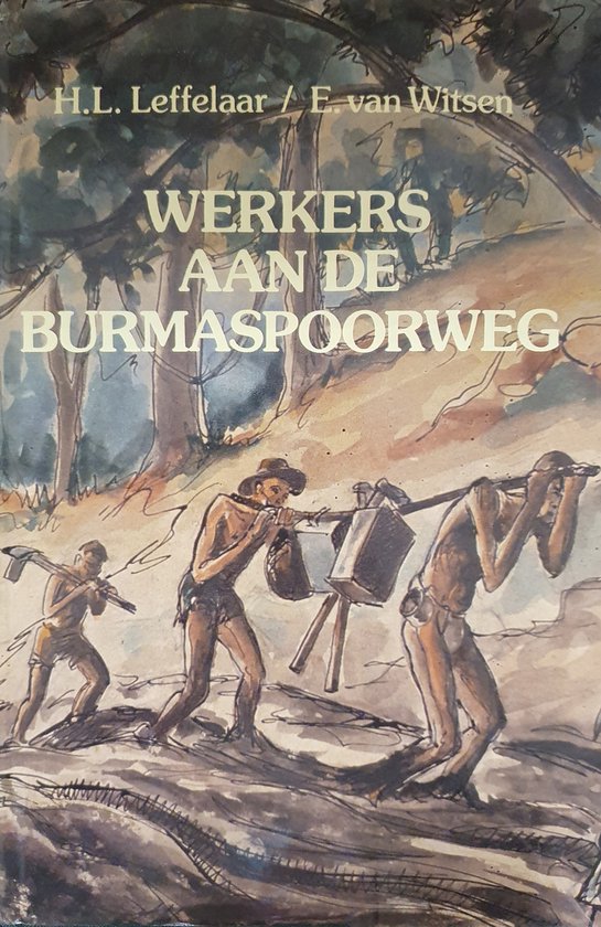 Illustratie van drie mannen die zwaar beladen met gereedschap en tassen over een modderig pad lopen. De mannen dragen loincloths en hoeden. Boven de afbeelding staat "Werkers aan de Burma Spoorweg".