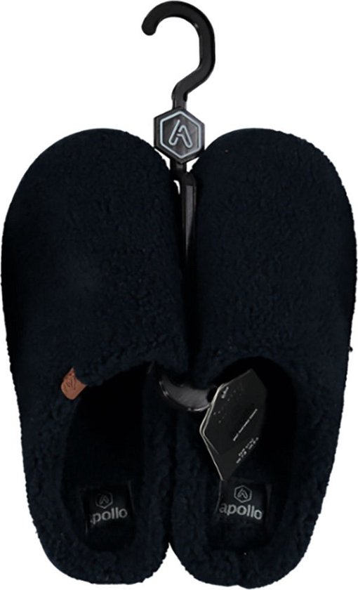 Donkerblauwe teddy pantoffels van Apollo, hangend aan een kledinghanger.