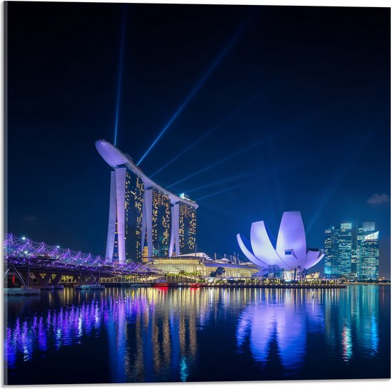 Acrylglas - Gebouwen in de Avond in Singapore - 50x50 cm Foto op Acrylglas (Wanddecoratie op Acrylaat)