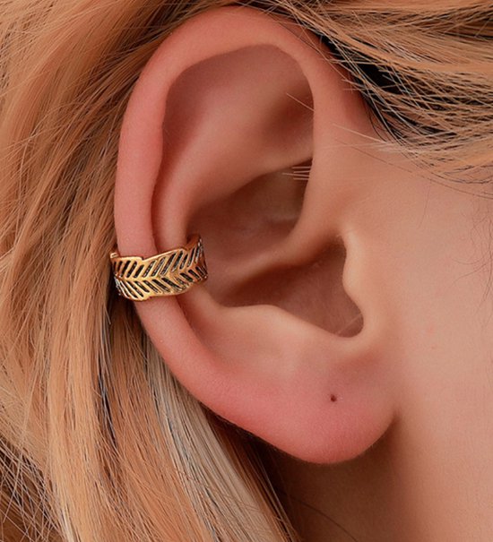 Ear cuff met streepjes goud gekleurd bol