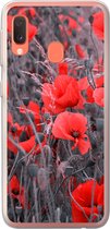 Geschikt voor Samsung Galaxy A20e hoesje - Rode Klaprozen in een zwart wit afbeelding - Siliconen Telefoonhoesje