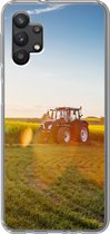 Geschikt voor Samsung Galaxy A32 5G hoesje - Trekker - Gras - Zonsondergang - Siliconen Telefoonhoesje