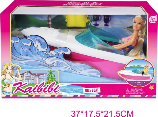 Pop met witte en roze boot met blauw-groen windscherm, op golvend water.