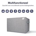 Boîte de rangement grise multifonctionnelle avec poignée, adaptée à divers vêtements.