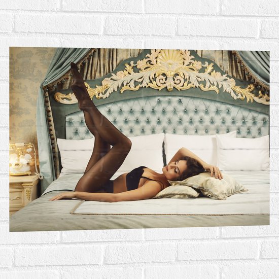 Muursticker - Elegante Vrouw in Lingerie op Bed - 80x60 cm Foto op Muursticker