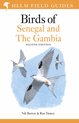 Boek: Vogels van Senegal en Gambia, tweede editie. Met illustraties van vliegende witte vogels met zwarte vlekken tegen een blauwe lucht.