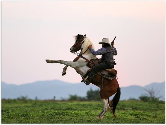 Poster Glanzend – Cowboy met Geweer op Stijgerend Paard - 40x30 cm Foto op Posterpapier met Glanzende Afwerking