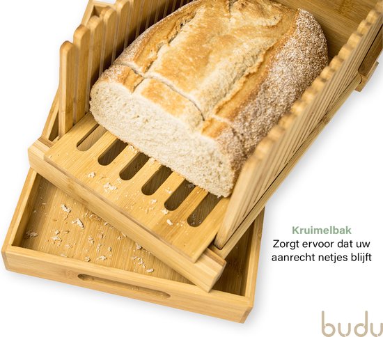 Budu broodsnijder met een brood erin, de kruimellade is zichtbaar.