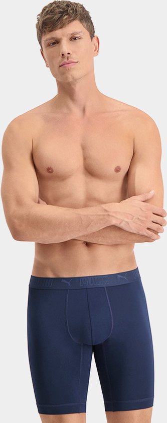 Een man met een marineblauwe Puma boxer brief.