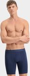 Een man met een marineblauwe Puma boxer brief.