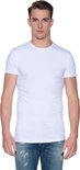 Man in wit t-shirt en verbleekte spijkerbroek, witte achtergrond.