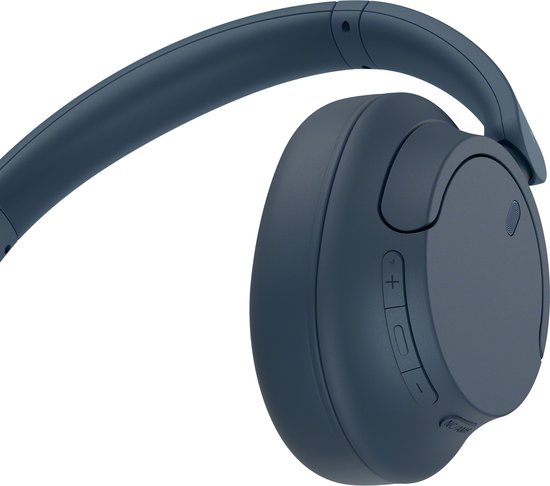 Gedetailleerde close-up van de blauwe Sony WH-CH720N koptelefoon, met volumeknoppen.