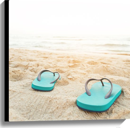 Canvas - Blauw Paar Slippers op Strand aan de Zee - 60x60 cm Foto op Canvas Schilderij (Wanddecoratie op Canvas)