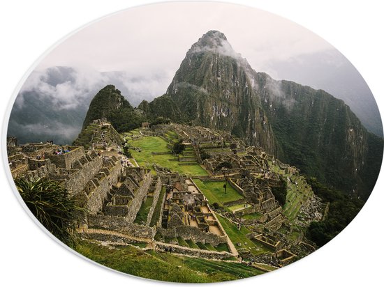 PVC Schuimplaat Ovaal - Machu Picchu Ruïne in Peru - 28x21 cm Foto op Ovaal (Met Ophangsysteem)