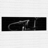 WallClassics - Muursticker - Foto van een Zwarte Fiets - 120x40 cm Foto op Muursticker