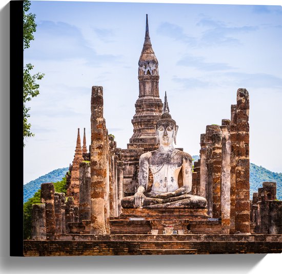 Canvas - Grote Buddha op Wat Mahathat Tempel voor Berg in Ayutthaya, Thailand - 40x40 cm Foto op Canvas Schilderij (Wanddecoratie op Canvas)