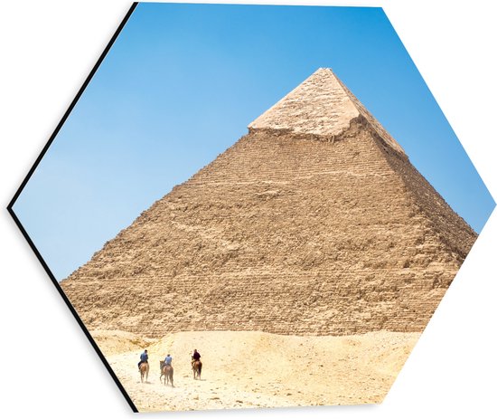 WallClassics - Dibond Hexagon - Piramide in de Woestijn - 30x26.1 cm Foto op Hexagon (Met Ophangsysteem)