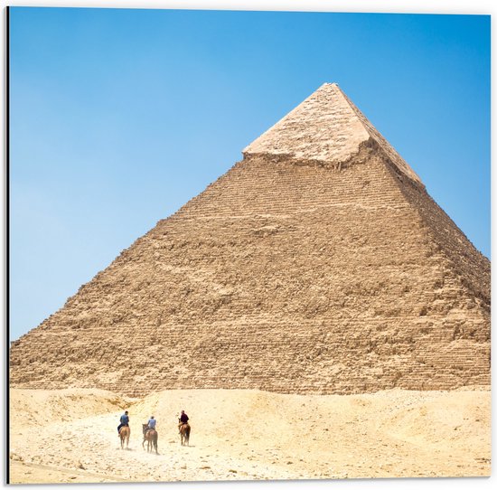 WallClassics - Dibond - Piramide in de Woestijn - 50x50 cm Foto op Aluminium (Met Ophangsysteem)