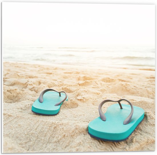 PVC Schuimplaat- Blauw Paar Slippers op Strand aan de Zee - 50x50 cm Foto op PVC Schuimplaat