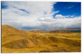 Dibond - Geel Berglandschap onder Wolkenveld in Peru - 60x40 cm Foto op Aluminium (Met Ophangsysteem)