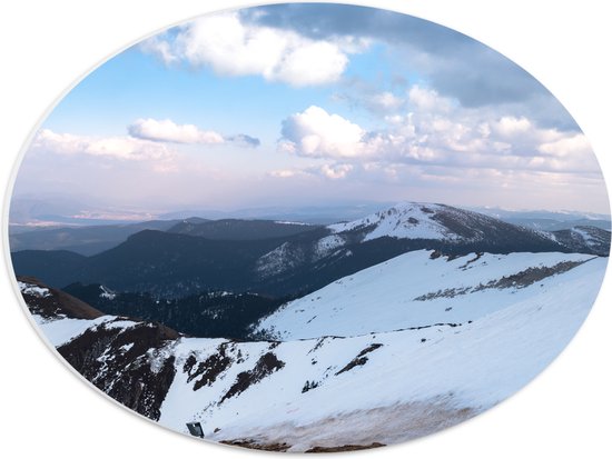 PVC Schuimplaat Ovaal - Ondergesneeuwde Bergen in Landschap met Zachte Bewolking - 40x30 cm Foto op Ovaal (Met Ophangsysteem)