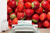 Papier peint photo en vinyle - Tas de fraises rouge vif largeur 450 cm x hauteur 300 cm - Tirage photo sur papier peint (disponible en 7 tailles)