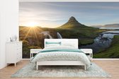 Murale Papier peint photo Snæfellsnes - Sunbeams derrière l' Islande Kirkjufell chutes d' eau Snaefellsnes largeur 395 cm x hauteur 220 cm - impression photo sur papier peint en vinyle (disponible en 7 tailles) - chambre / chambre / bureau de vie