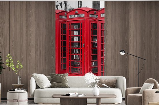 Behang - Fotobehang Zwart-wit foto van vier rode telefooncellen - Breedte 120 cm x hoogte 240 cm