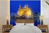 Behang - Fotobehang Verlichte Harmandir Sahib Tempel in de avond - Breedte 220 cm x hoogte 220 cm