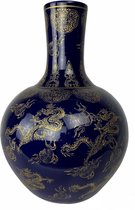 Navy blauwe Chinese vaas met gouden draken en wolken decoratie. Handgemaakt.
