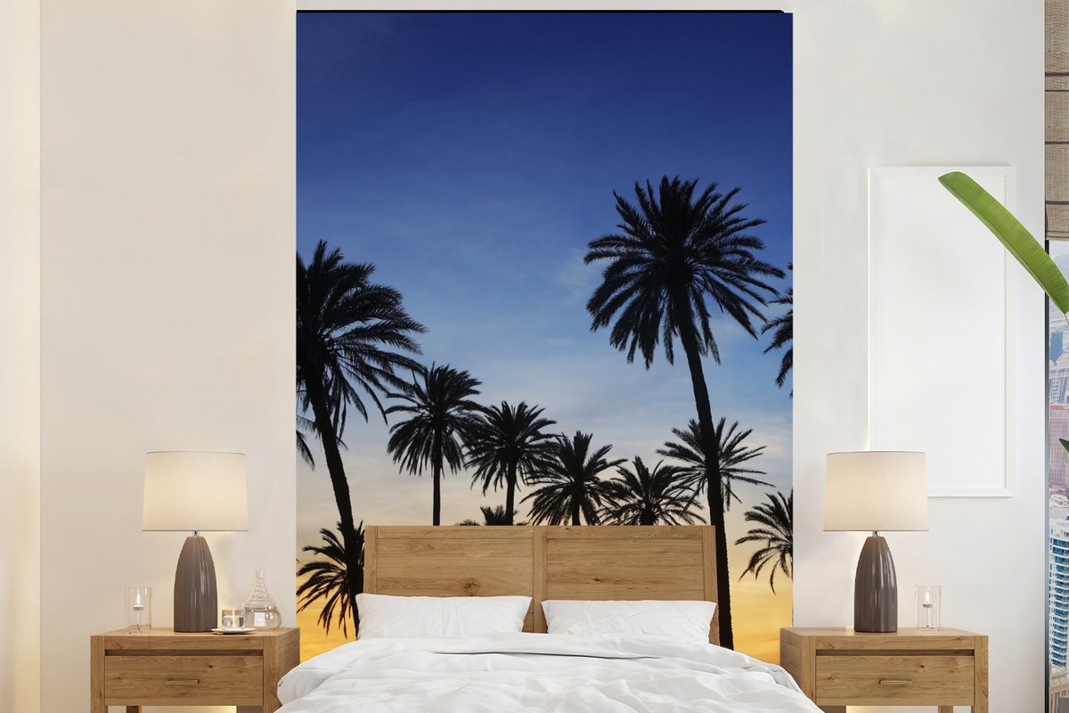 Behang - Fotobehang Palmboom - Natuur - Strand - Zon - Nacht - Breedte 225 cm x hoogte 350 cm