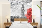 Behang - Fotobehang Schilderij - Big Ben - Rood - Paraplu - Breedte 195 cm x hoogte 260 cm