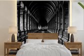 Behang - Fotobehang Bibliotheek van het Trinity College in Ierland - zwart wit - Breedte 260 cm x hoogte 260 cm