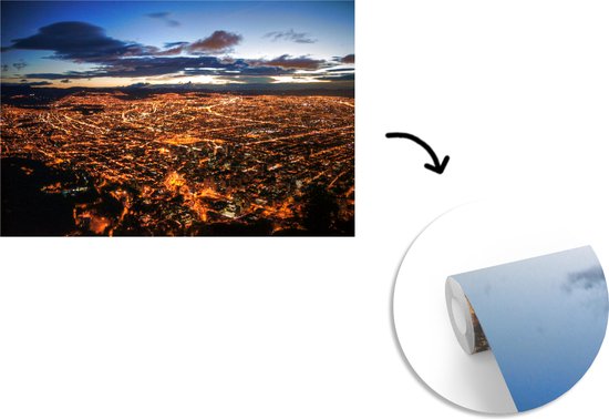 Behang - Fotobehang Een kleurrijke zonsopkomst boven Bogota in Colombia - Breedte 600 cm x hoogte 400 cm