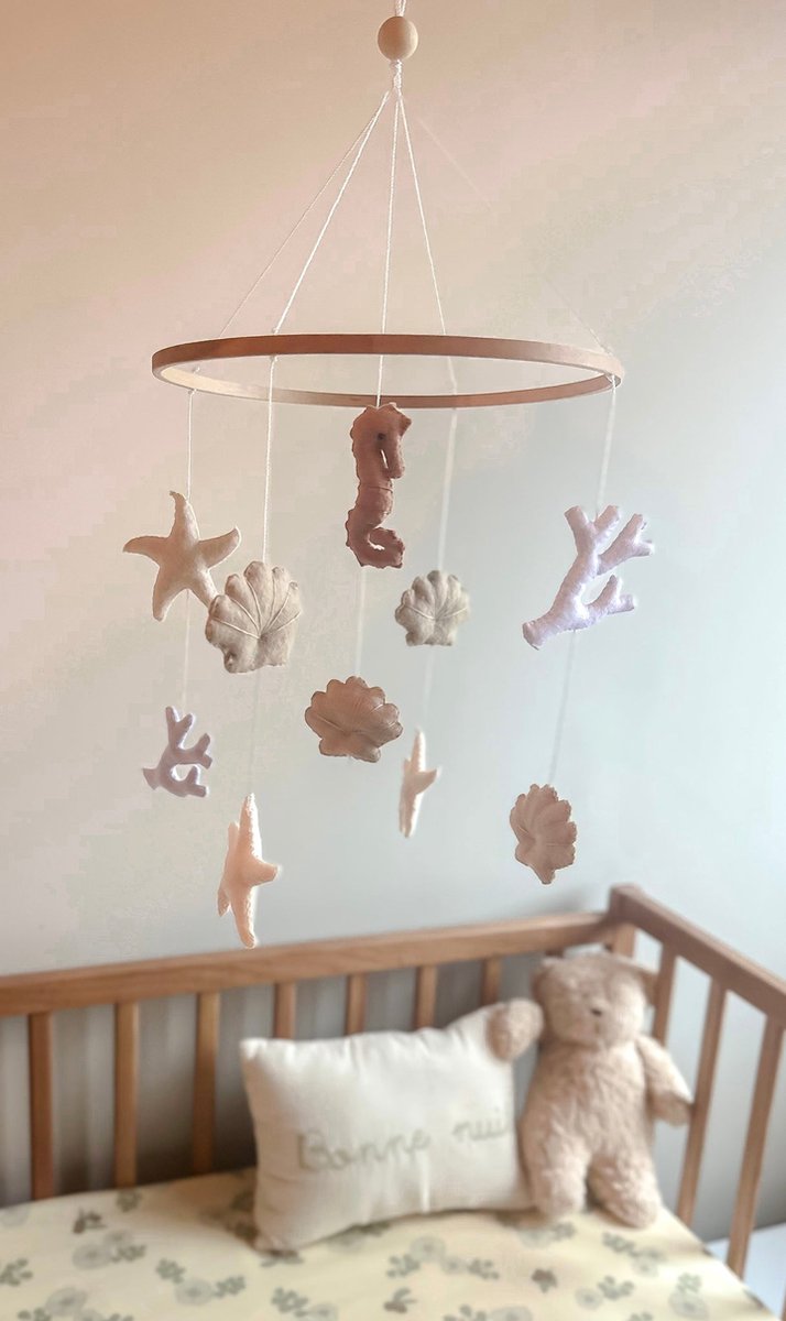 Jean's goods vilten zeepaard baby mobiel - box mobiel vilt - babykameraccessoires - babyshower - kraamcadeau - wieg - babykamer - babymobiel - baby mobiel vilt - zeedieren mobiel - boxmobiel - baby cadeau - beige — afbeelding 2