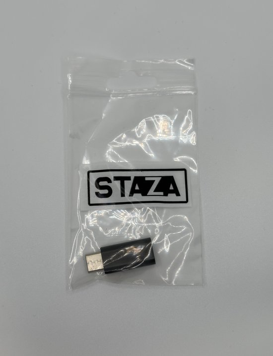 Logo Staza sur un emballage plastique avec un adaptateur USB-C vers Lightning noir.