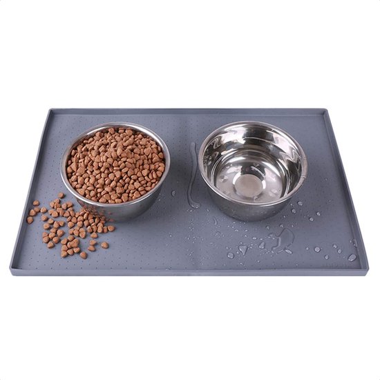 Tapis de gamelle gris en silicone avec deux bols métalliques, l'un rempli de croquettes et l'autre d'eau.