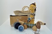 Loenadesign Kraamcadeau Set Op Pad Met Mijn Hondje - Groen | kraammand - kraampakket - babyshower - cadeau - newborn - geboorte - jongen - baby - Picca LouLou - Friendly Toys - KBas - pull toy - stapeltoren - rieten tas - knuffel - hond - giraf