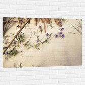 WallClassics - Muursticker - Houten Takken met Paarse Bloemetjes groeiend tegen Muur - 120x80 cm Foto op Muursticker